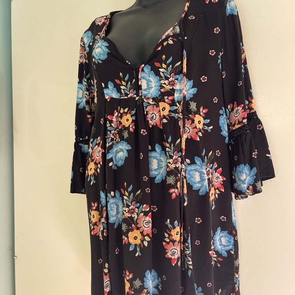 Arizona Jean Company Tops - Spring like Tunic top, flattering. Floral bell sleeve Size large